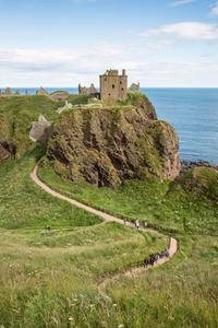 Vista sul sentiero che risale la collina verso il castello di Dunnottar, situato sulla costa dell’Aberdeenshire