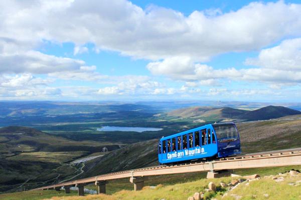 Un tren azul en la línea de funicular en la estación de esquí de CairnGorm, Highlands © Natural Retreats, CairnGorm Mountain