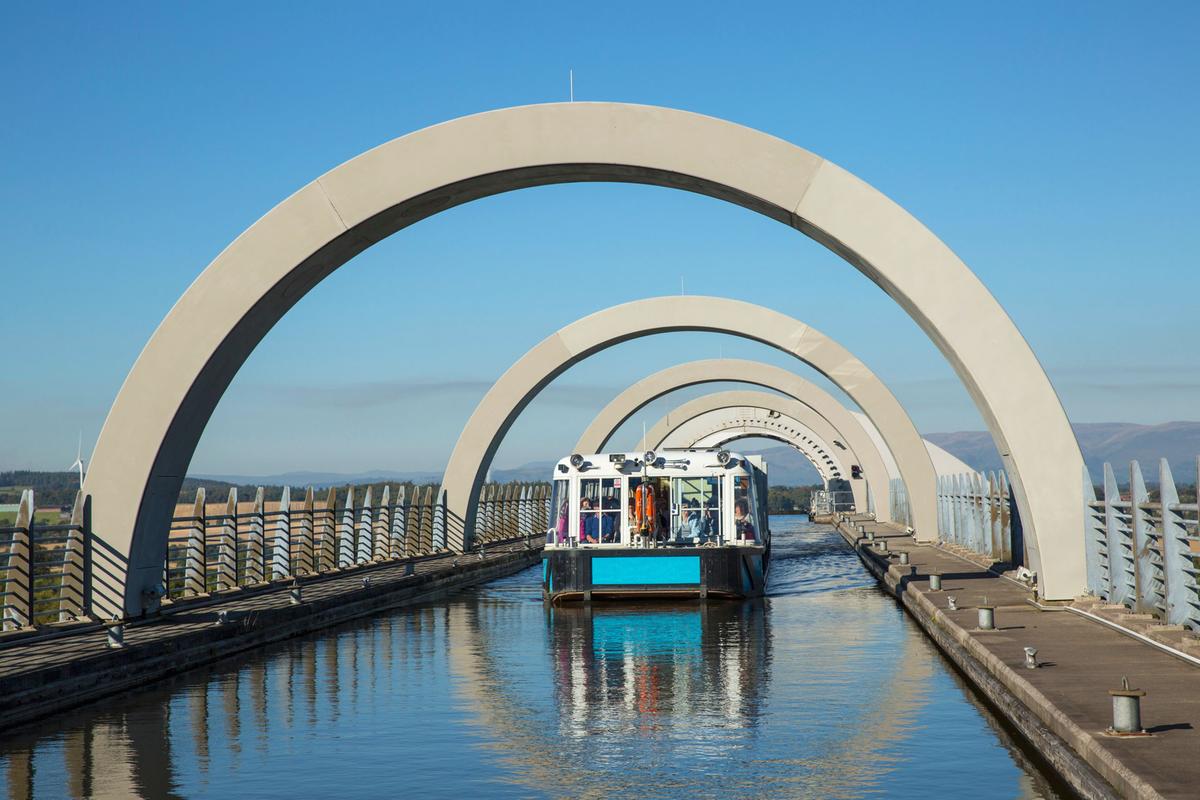 Das Falkirk Wheel, das einzige rotierende Schiffshebewerk der Welt, verbindet den Union Canal mit dem Forth & Clyde Canal