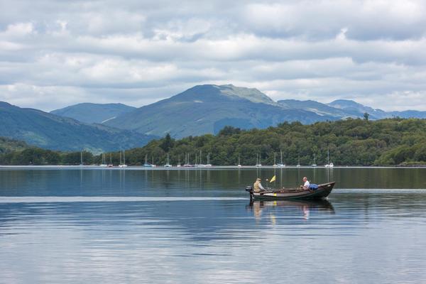 Dos hombres pescando en un barco en Loch Lomond