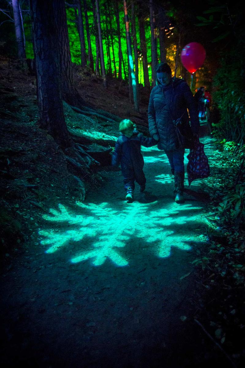 Un jeune enfant intrigué par le spectacle de la Forêt Enchantée, Pitlochry 